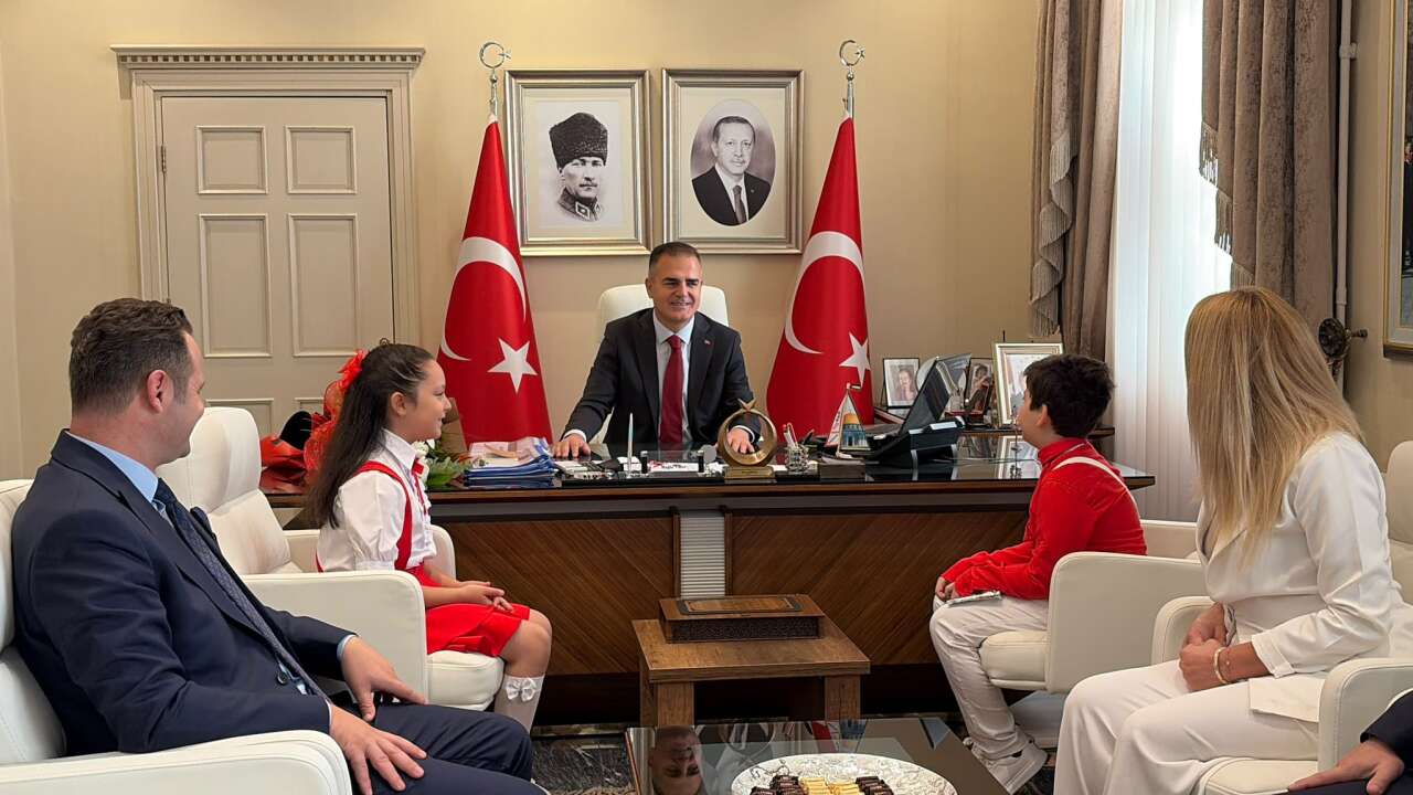 Muğla Valisi Dr.İdris Akbıyık, Öğrencileri Makamında Ağırladı 1